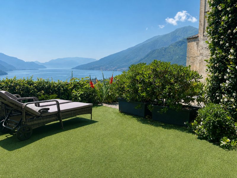 The private terrace of Sole Luna: a double sun lounger on the lawn with all of Lake Como below